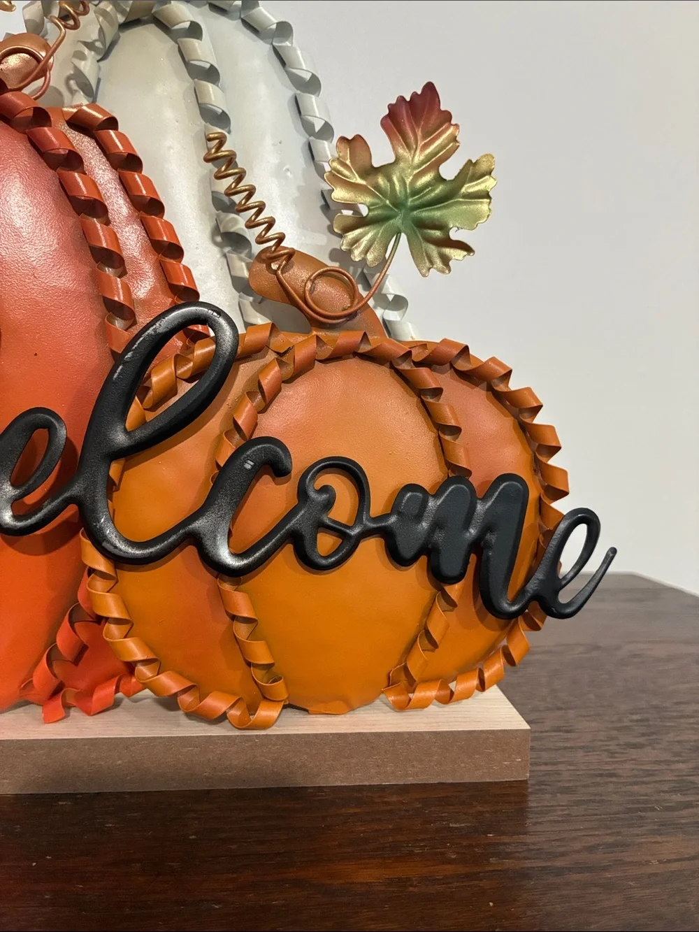 NWT- Beautiful Metal Fall Pumpkins Trio Welcome Decoration Sign w/ Wood Base 🍁